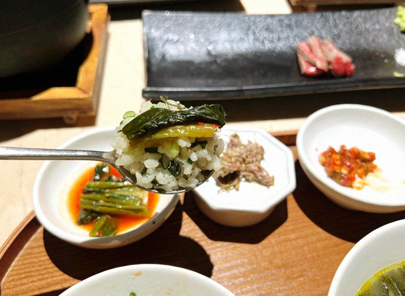 우아라 여의도점 · 여의도 맛집 더현대 맛집 · 정갈하게 차려진 반찬과 곁들임 찬