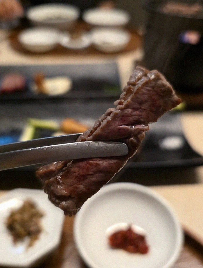 WOOARA Gwanghwamun · premium marbled Hanwoo beef presented before grilling