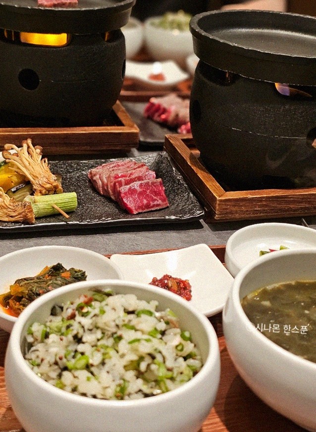 고우가 역삼점 강남 · 강남 소고기 · 정갈하게 차려진 반찬과 곁들임 찬