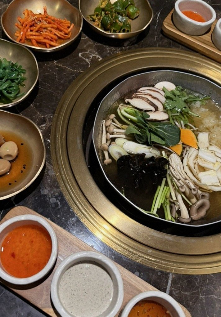 대보정 시청역점 · 정갈하게 차려진 반찬과 곁들임 찬