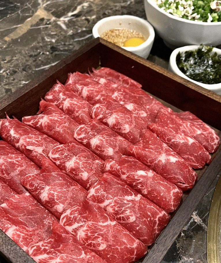 대보정 시청역점 · 광화문 소고기 · 마블링이 살아있는 프리미엄 한우 쇼잉