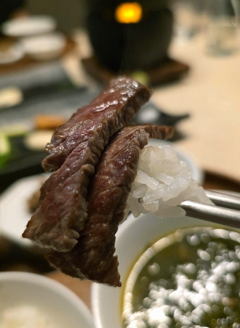 우아라 여의도점 · 더현대 근처 맛집 · 시그니처 한우 쇼잉 — 진열함에 담긴 마블링 한우와 캐비아