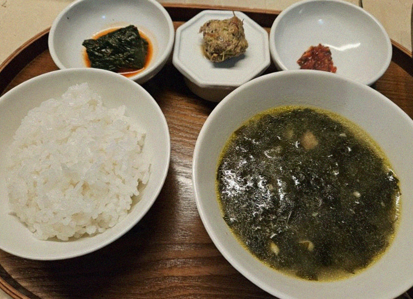 우아라 여의도점 · 더현대 근처 맛집 · 정갈하게 차려진 반찬과 곁들임 찬
