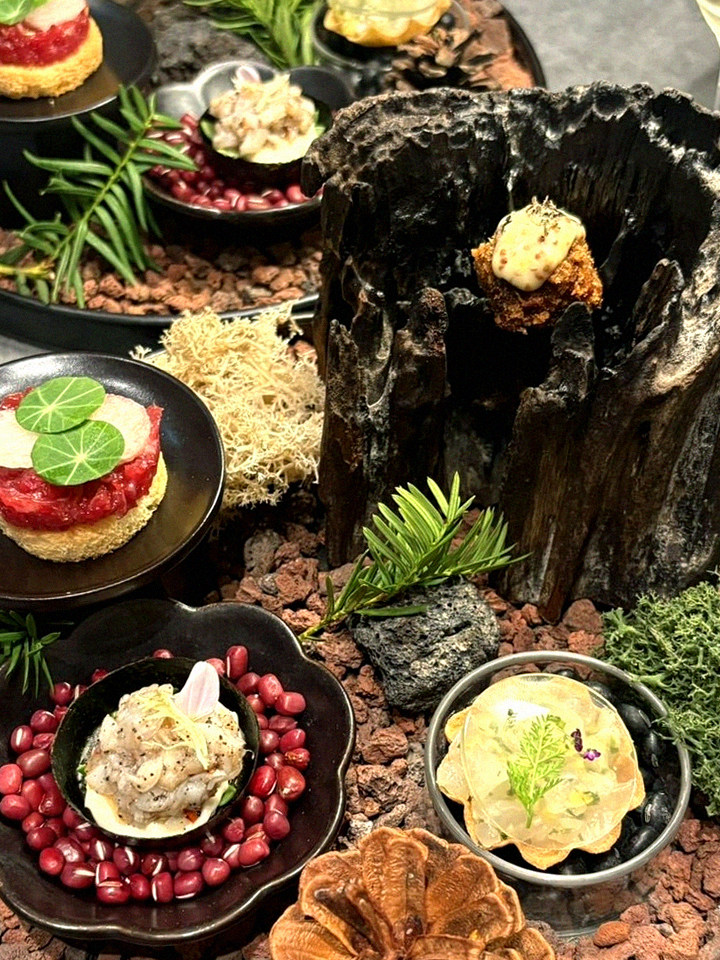 WOOHANA Jonggak · the signature Hanwoo showing — marbled beef cuts and caviar presented in a display chest