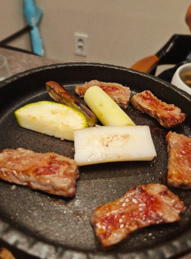 GOWOOGA Gwanghwamun · Hanwoo beef grilling over binchotan charcoal