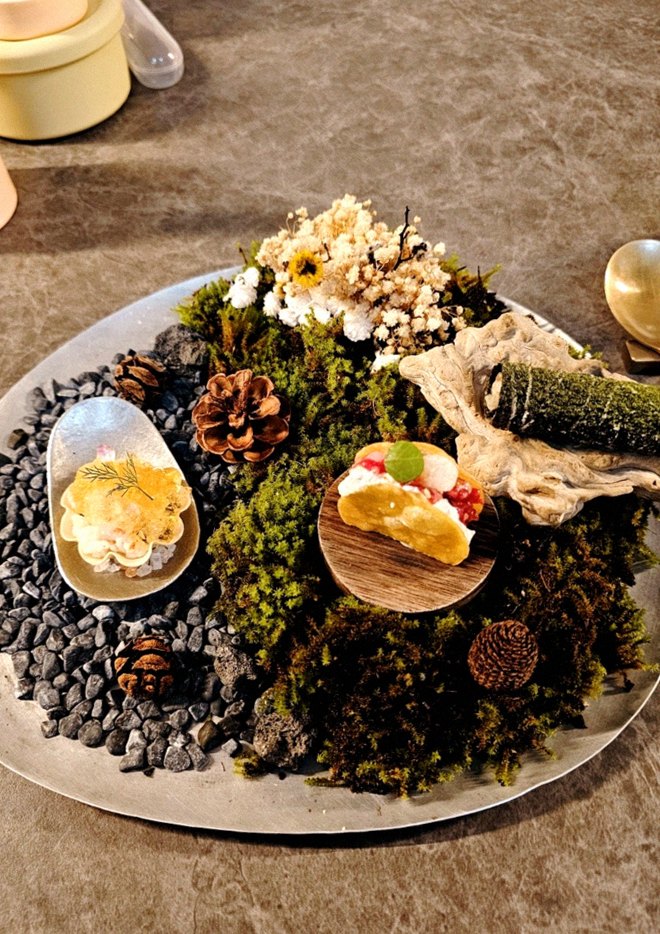 GOWOOGA Yeouido · seafood course served alongside the beef