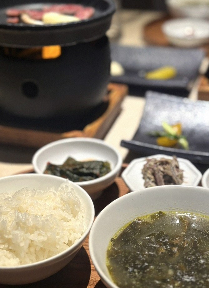 우아라 광화문점 · 경복궁역 점심맛집 · 정갈하게 차려진 반찬과 곁들임 찬