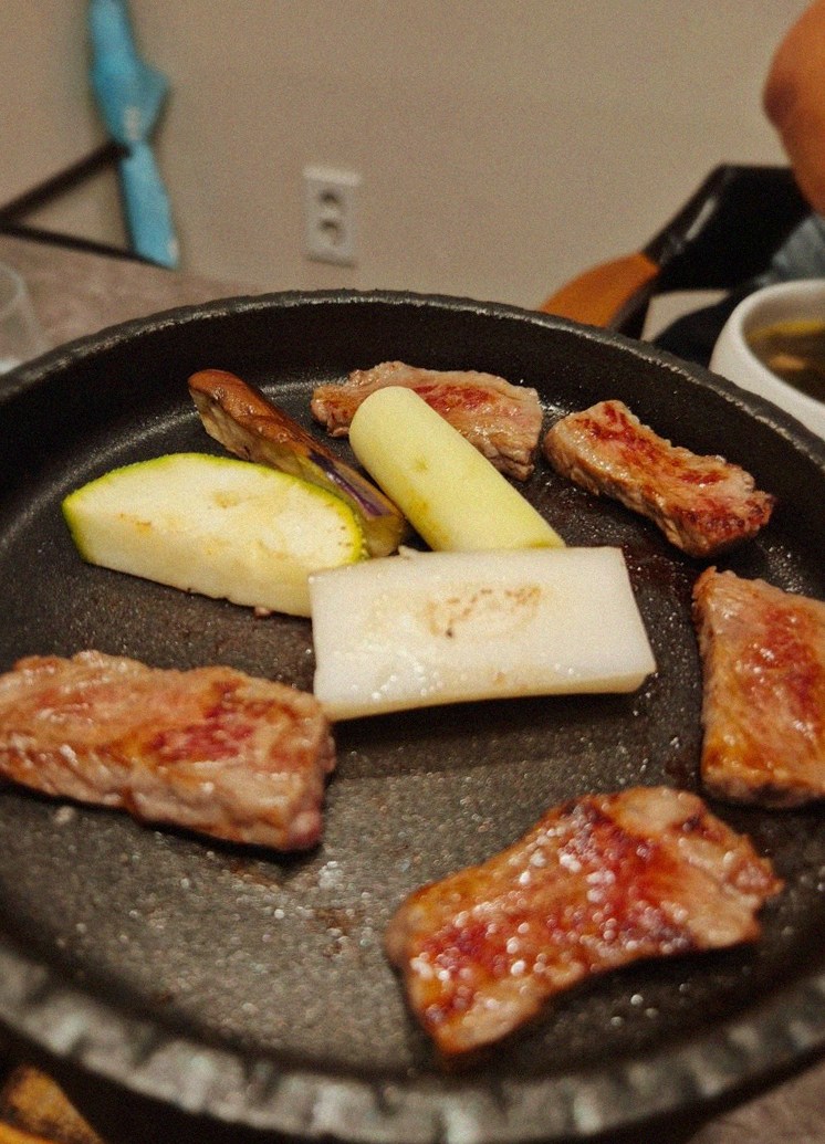 GOWOOGA Gwanghwamun · Hanwoo beef grilling over binchotan charcoal