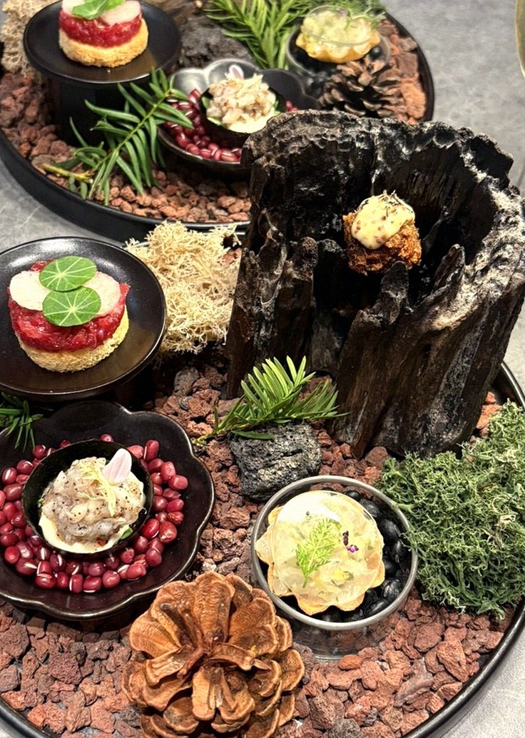 WOOHANA Jonggak · the signature Hanwoo showing — marbled beef cuts and caviar presented in a display chest