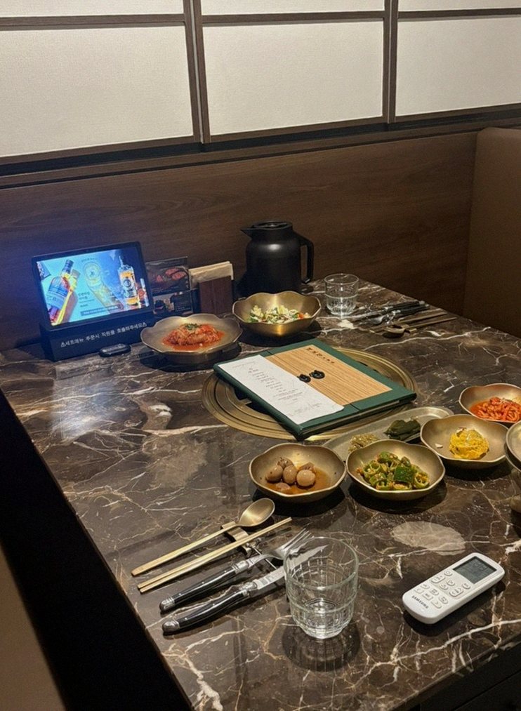 대보정 시청역점 · 서울 상견례식당 · 한 상 가득 차려진 한우 오마카세 코스