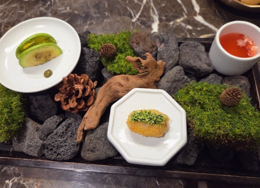 DAEBOJUNG Yeouido · the signature Hanwoo showing — marbled beef cuts and caviar presented in a display chest