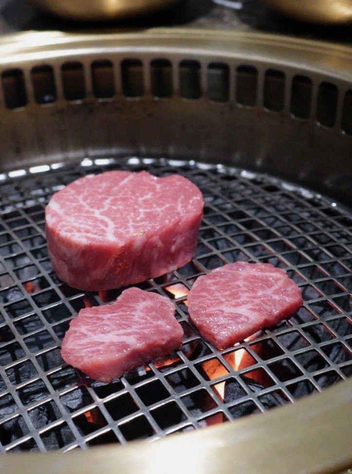 DAEBOJUNG Yeouido · Hanwoo beef grilling over binchotan charcoal