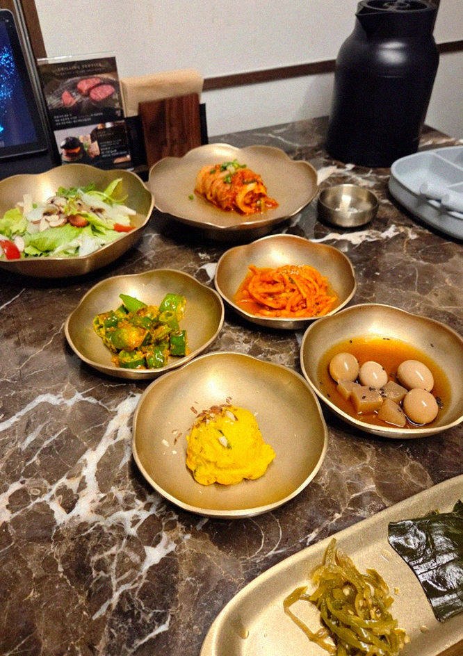 DAEBOJUNG Yeouido · assorted Korean side dishes (banchan)