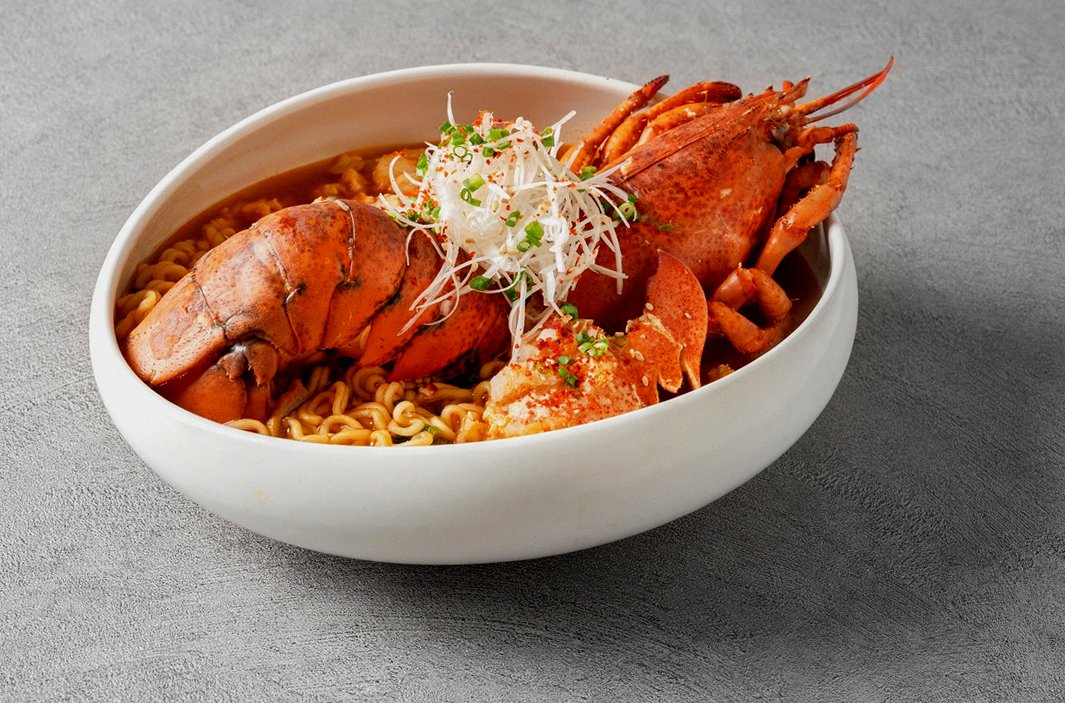 DAEBOJUNG Yeouido · seafood course served alongside the beef