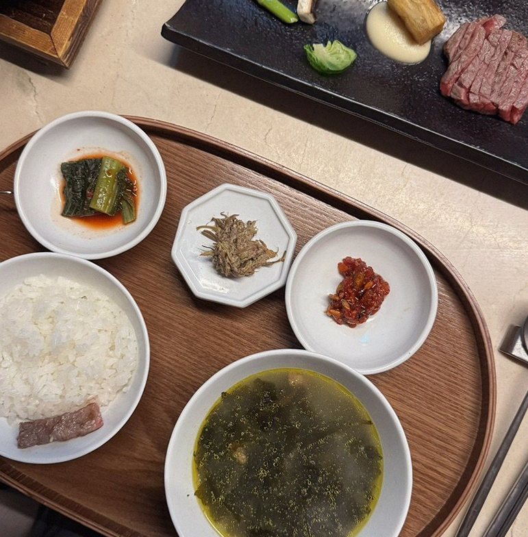 WOOARA Yeouido · 彩り豊かなおかず（バンチャン）