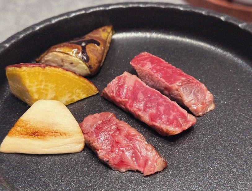 WOOHANA Jonggak · Hanwoo beef grilling over binchotan charcoal