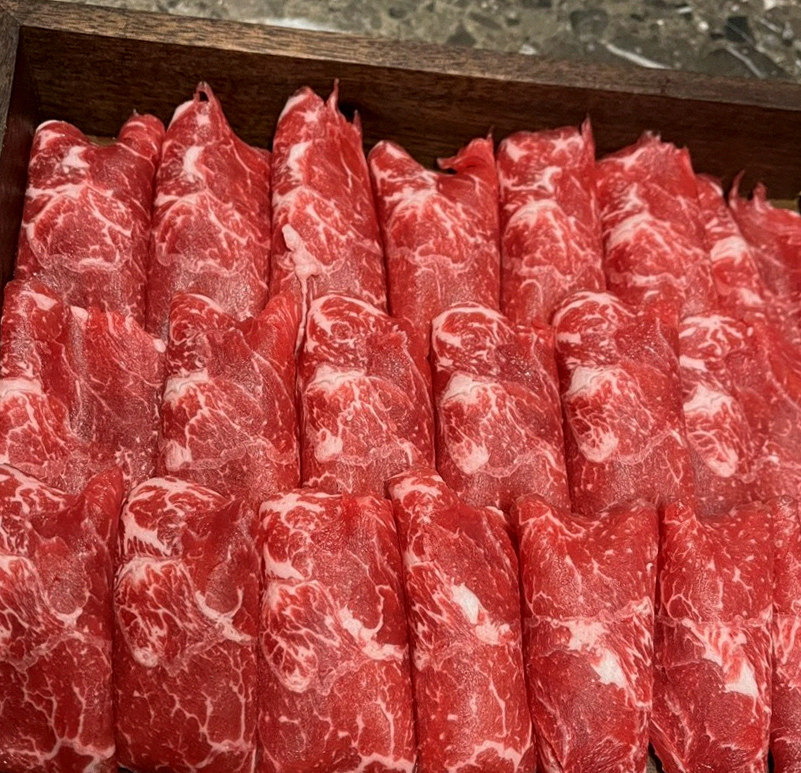 DAEBOJUNG Yeouido · premium marbled Hanwoo beef presented before grilling