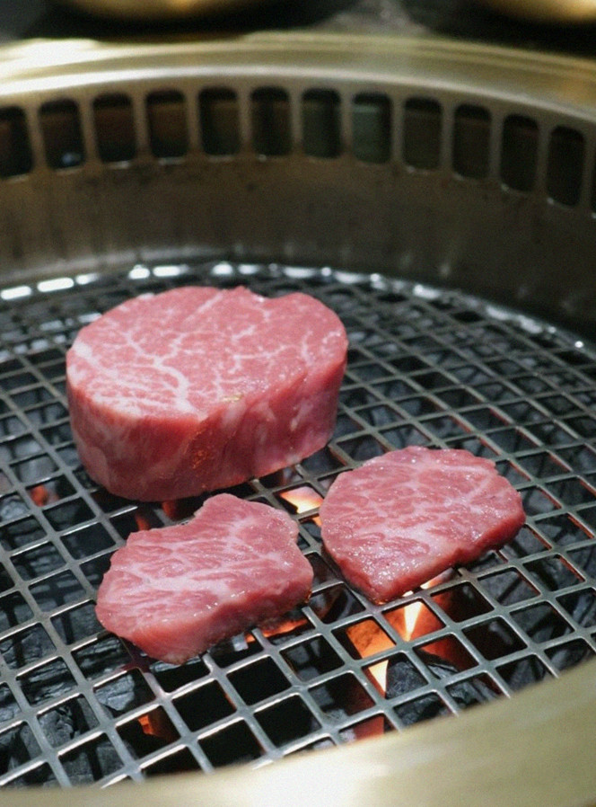 DAEBOJUNG Yeouido · Hanwoo beef grilling over binchotan charcoal