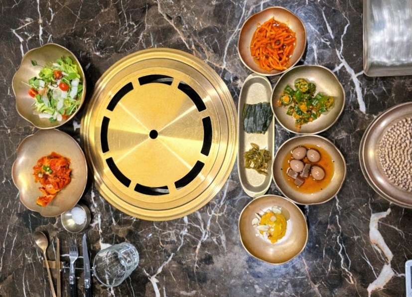 DAEBOJUNG Yeouido · assorted Korean side dishes (banchan)