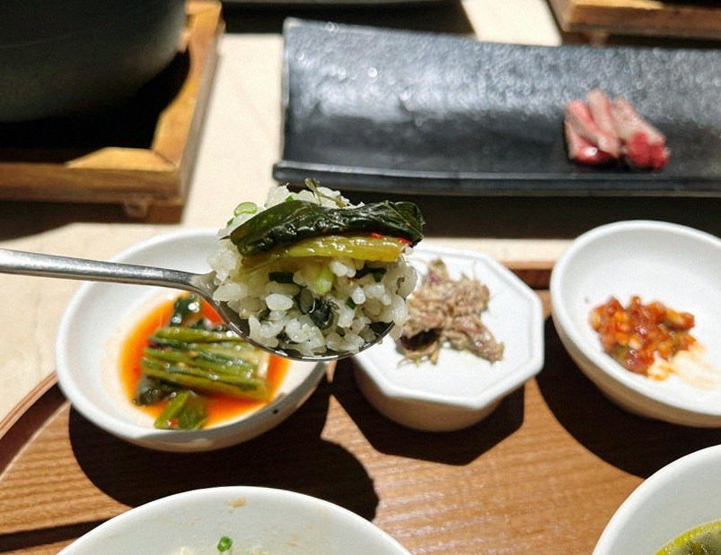 우아라 여의도점 · 여의도 한우 · 정갈하게 차려진 반찬과 곁들임 찬