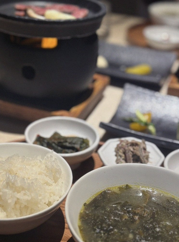 우아라 광화문점 · 광화문 회식장소 · 정갈하게 차려진 반찬과 곁들임 찬