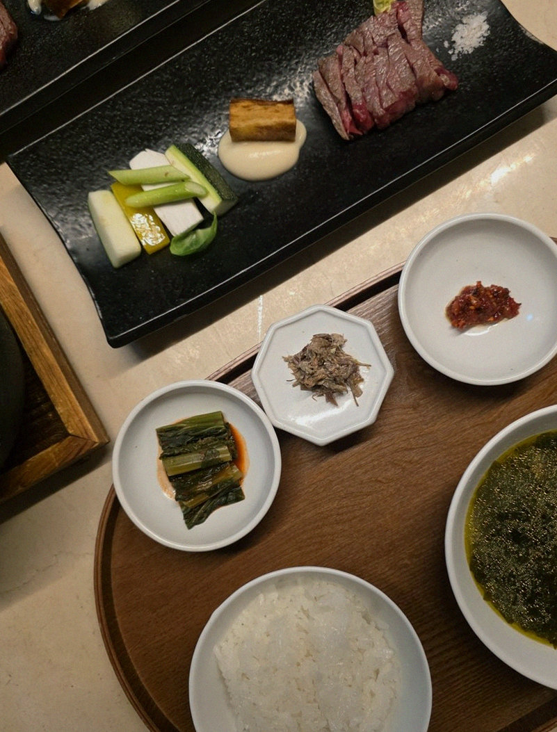 우아라 광화문점 · 더케이트윈타워 맛집 · 정갈하게 차려진 반찬과 곁들임 찬