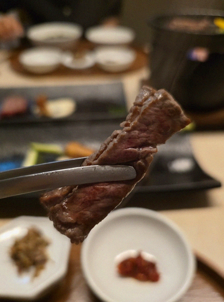 우아라 광화문점 · 더케이트윈타워 맛집 · 마블링이 살아있는 프리미엄 한우 쇼잉