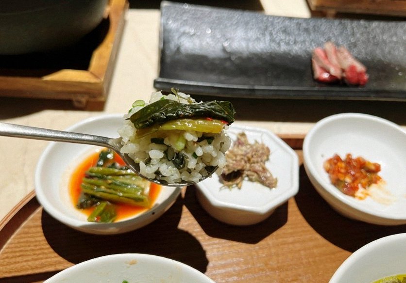 우아라 여의도점 · 여의도 룸식당 · 정갈하게 차려진 반찬과 곁들임 찬