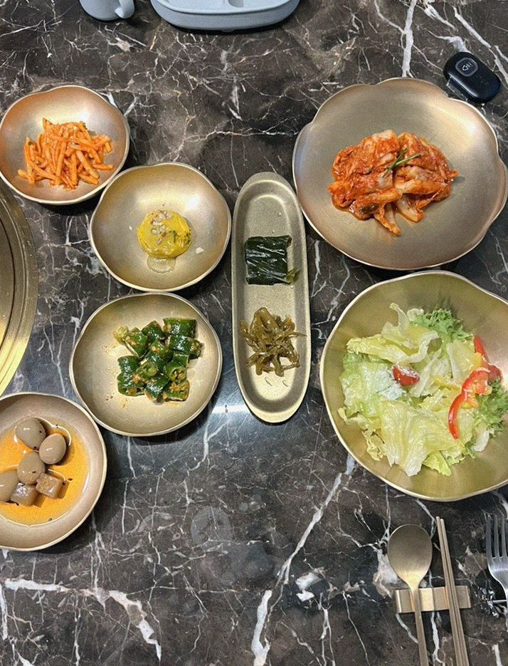 대보정 여의도점 · 63빌딩 근처 맛집 · 정갈하게 차려진 반찬과 곁들임 찬