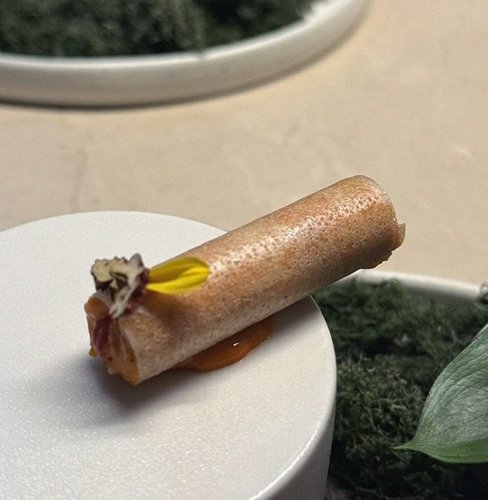 우아라 광화문점 · 광화문 한우오마카세 · 시그니처 한우 쇼잉 — 진열함에 담긴 마블링 한우와 캐비아