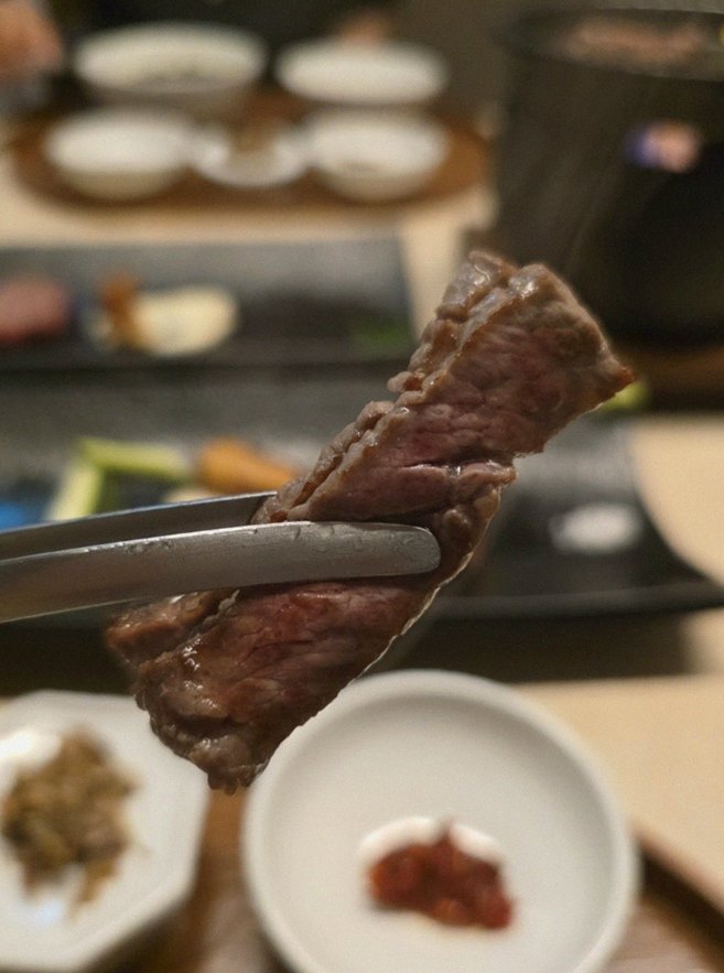 우아라 광화문점 · 광화문 한우오마카세 · 마블링이 살아있는 프리미엄 한우 쇼잉