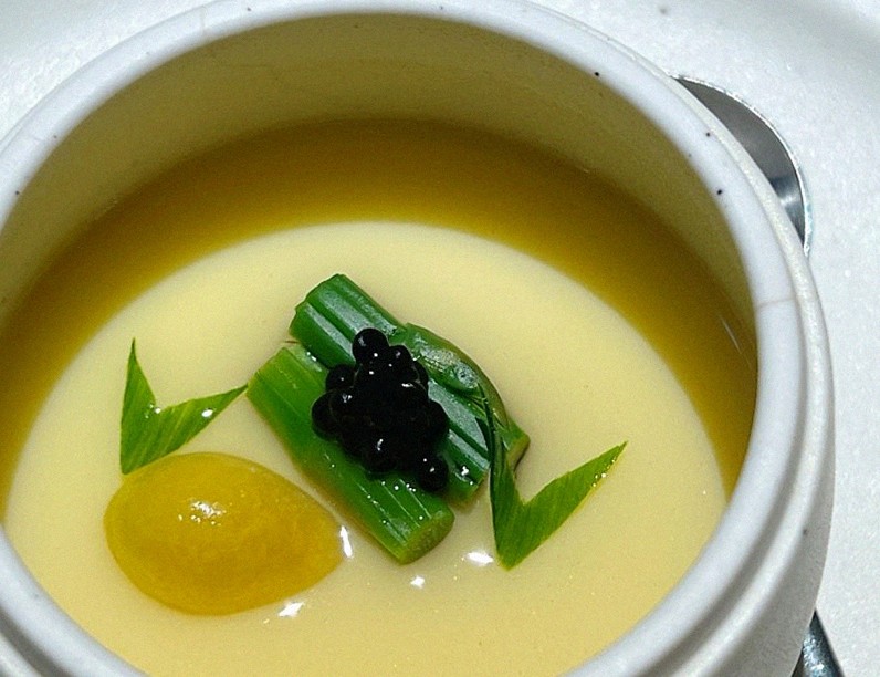 우아라 광화문점 · 광화문 한우오마카세 · 한 접시씩 정성껏 플레이팅된 한우 코스 요리