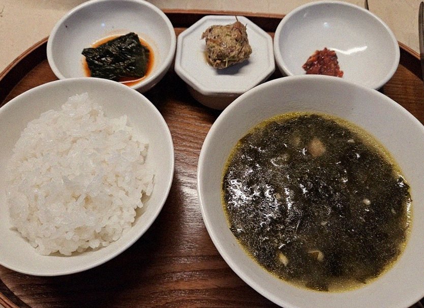 우아라 광화문점 · 광화문 한우오마카세 · 정갈하게 차려진 반찬과 곁들임 찬