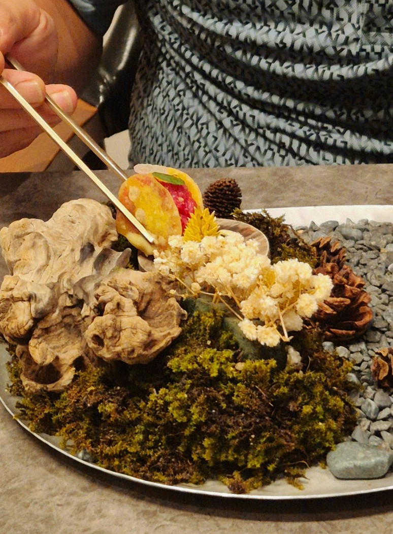 고우가 광화문점 · 경복궁역 고기맛집 · 정갈하게 차려진 반찬과 곁들임 찬