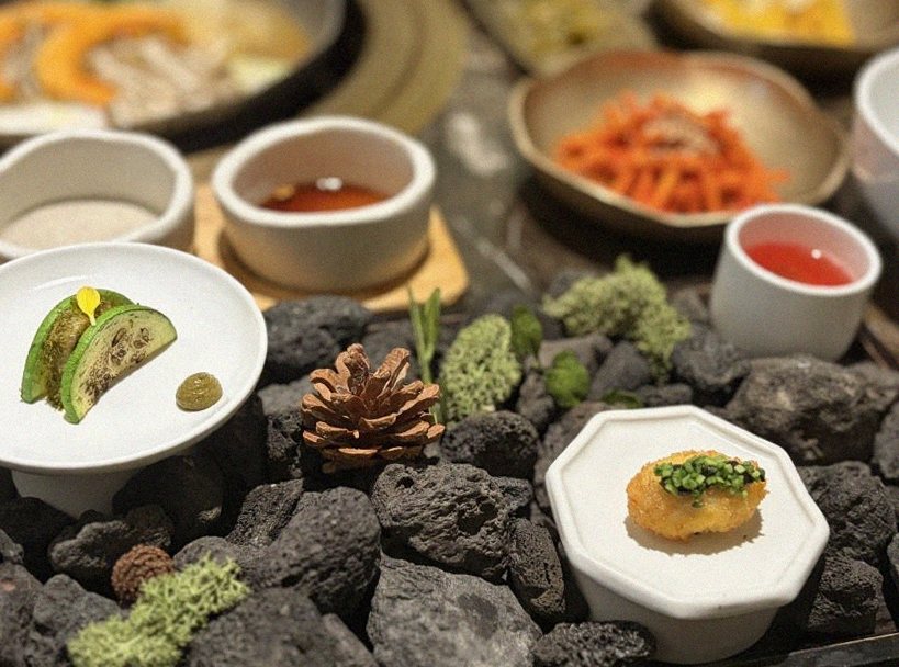 대보정 여의도점 · IFC 맛집 · 정갈하게 차려진 반찬과 곁들임 찬