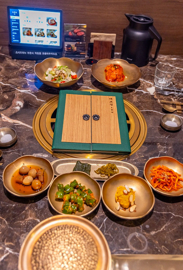 DAEBOJUNG City Hall · the full Hanwoo omakase table