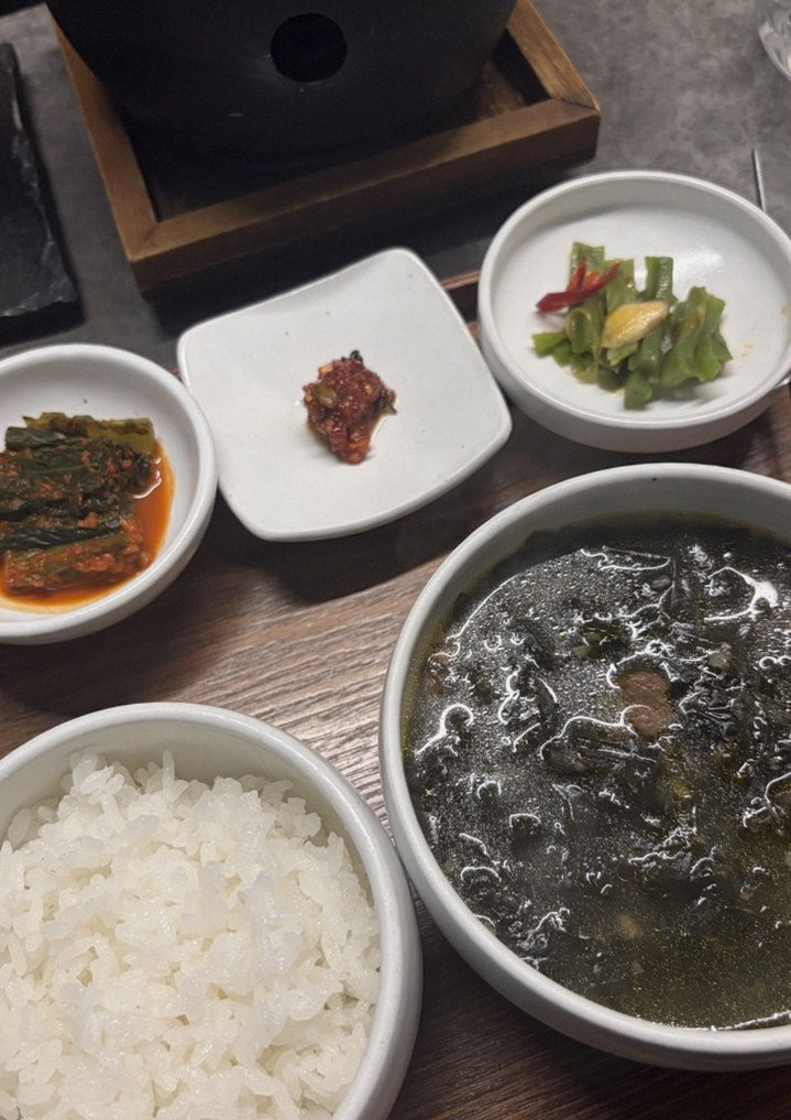 고우가 여의도점 · 퐁피두 맛집 · 정갈하게 차려진 반찬과 곁들임 찬