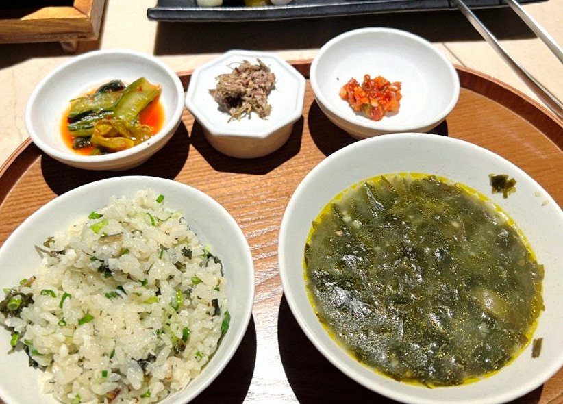우아라 여의도점 · 여의도 한우오마카세 · 정갈하게 차려진 반찬과 곁들임 찬