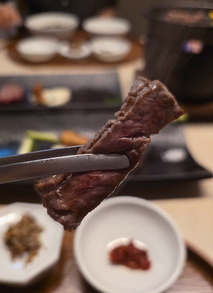 우아라 여의도점 · 여의도 한우오마카세 · 마블링이 살아있는 프리미엄 한우 쇼잉