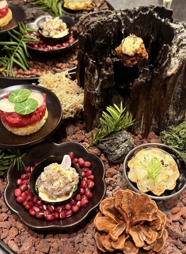 WOOHANA Jonggak · the signature Hanwoo showing — marbled beef cuts and caviar presented in a display chest