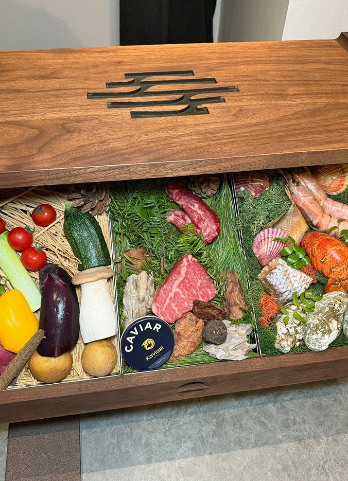 우하나 여의도점 · 여의도 더현대서울 맛집 · 시그니처 한우 쇼잉 — 진열함에 담긴 마블링 한우와 캐비아