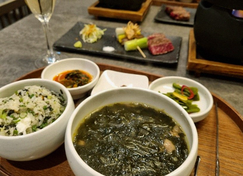 고우가 여의도점 · 63빌딩 근처 맛집 · 정갈하게 차려진 반찬과 곁들임 찬