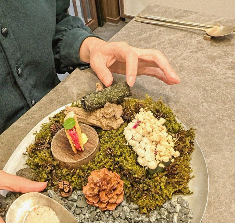 고우가 여의도점 · 정갈하게 차려진 반찬과 곁들임 찬