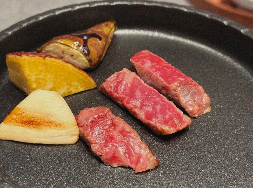 WOOHANA Yeouido · Hanwoo beef grilling over binchotan charcoal
