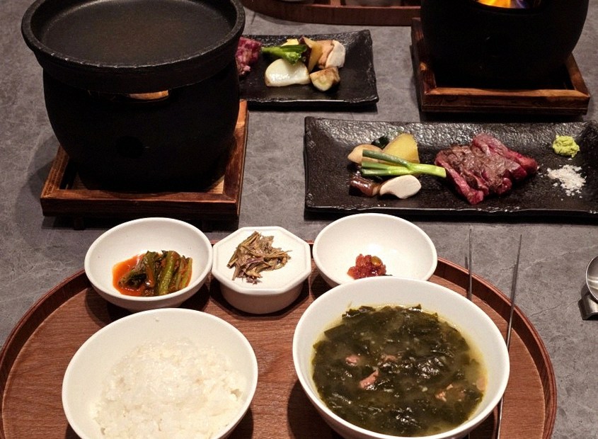 우하나 여의도점 · IFC 맛집 · 정갈하게 차려진 반찬과 곁들임 찬