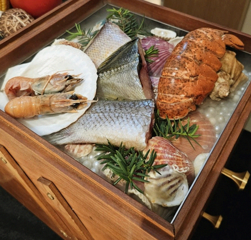 우아라 여의도점 · 영등포 맛집추천 · 시그니처 한우 쇼잉 — 진열함에 담긴 마블링 한우와 캐비아