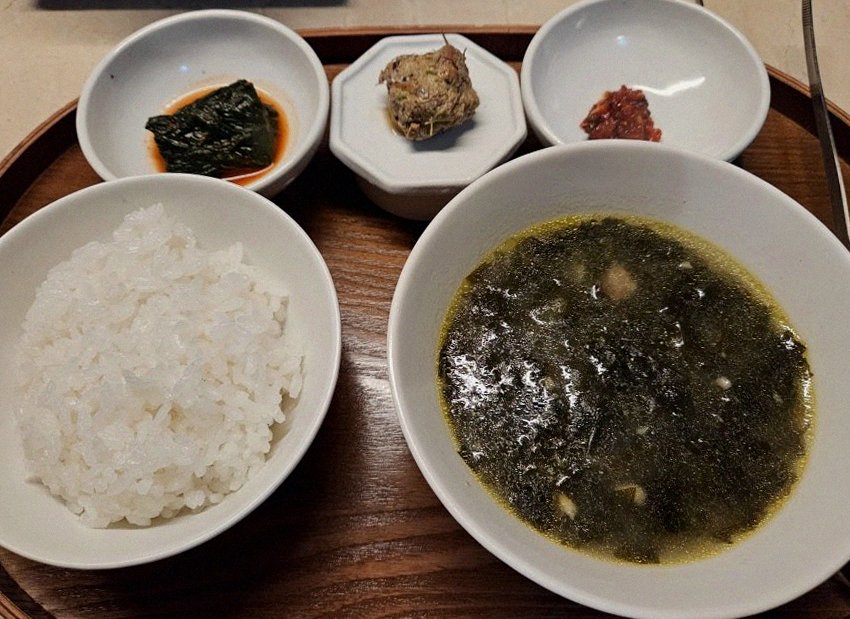 우아라 여의도점 · 영등포 맛집추천 · 정갈하게 차려진 반찬과 곁들임 찬