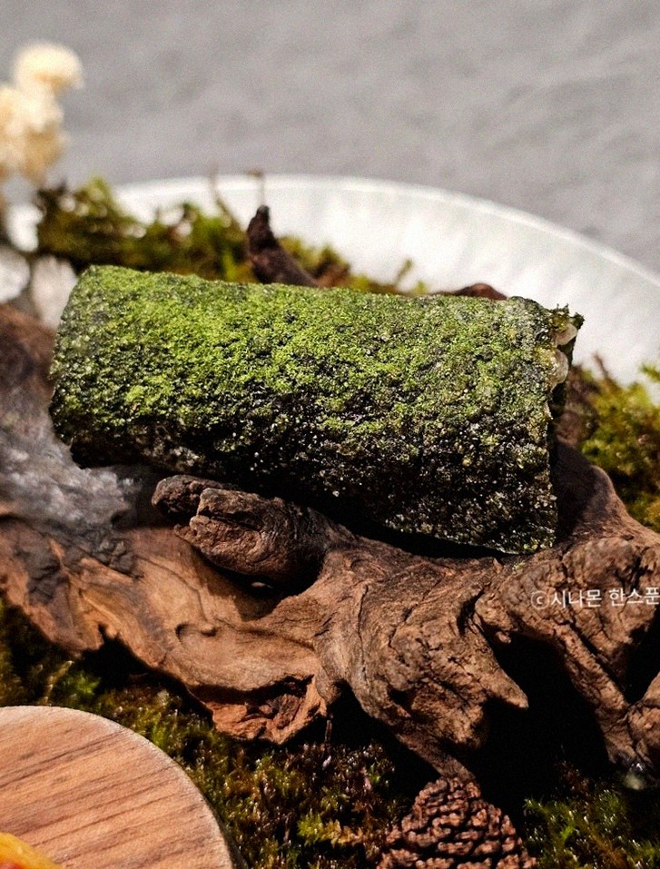 GOWOOGA Gangnam·Yeoksam · the signature Hanwoo showing — marbled beef cuts and caviar presented in a display chest