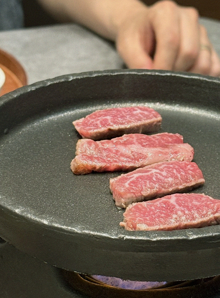 GOWOOGA Gangnam·Yeoksam · Hanwoo beef grilling over binchotan charcoal