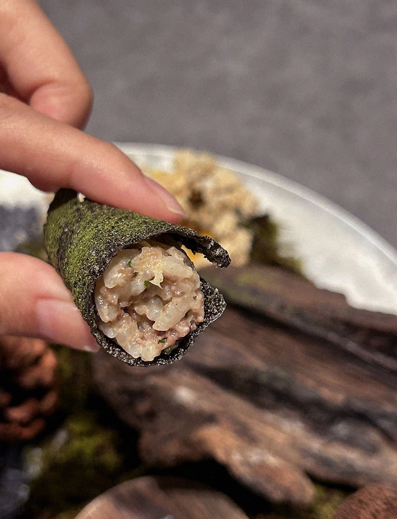 GOWOOGA Gangnam·Yeoksam · premium marbled Hanwoo beef presented before grilling